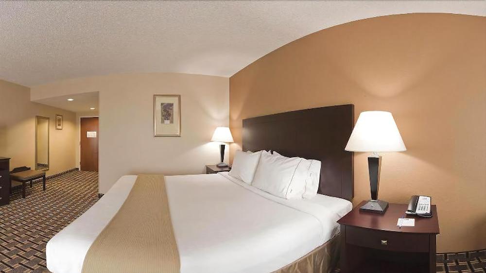 Hotel Express By Ihg Pembroke