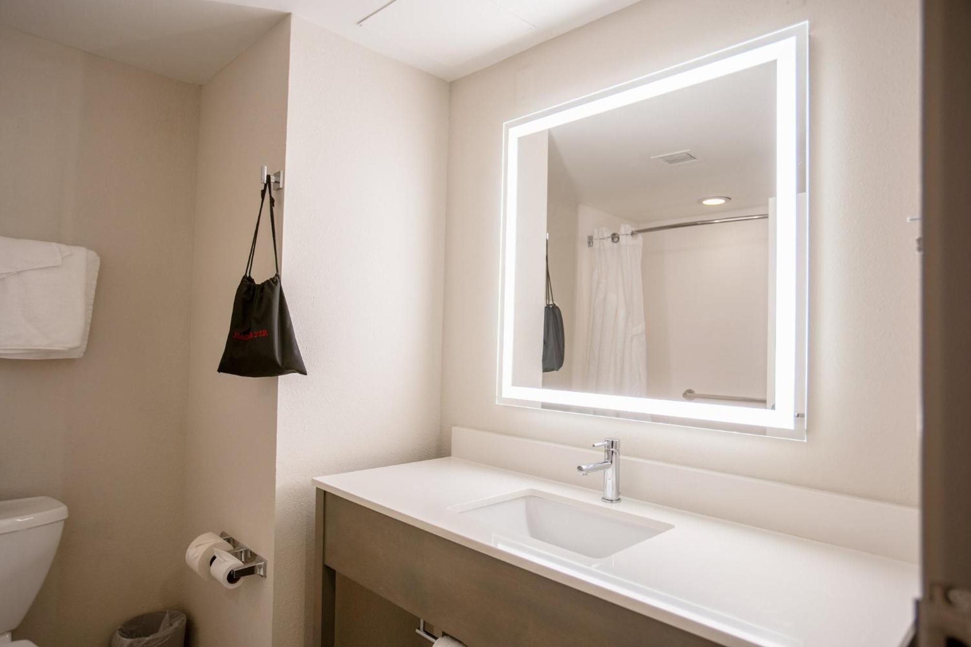 Express By Ihg Hotel Pembroke