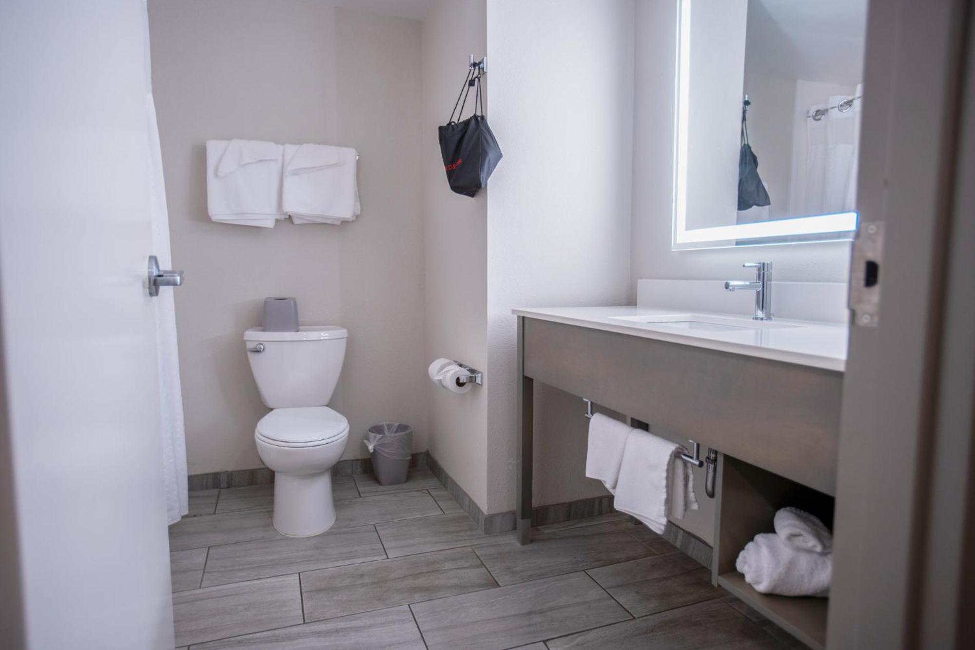 Hotel Express By Ihg Pembroke