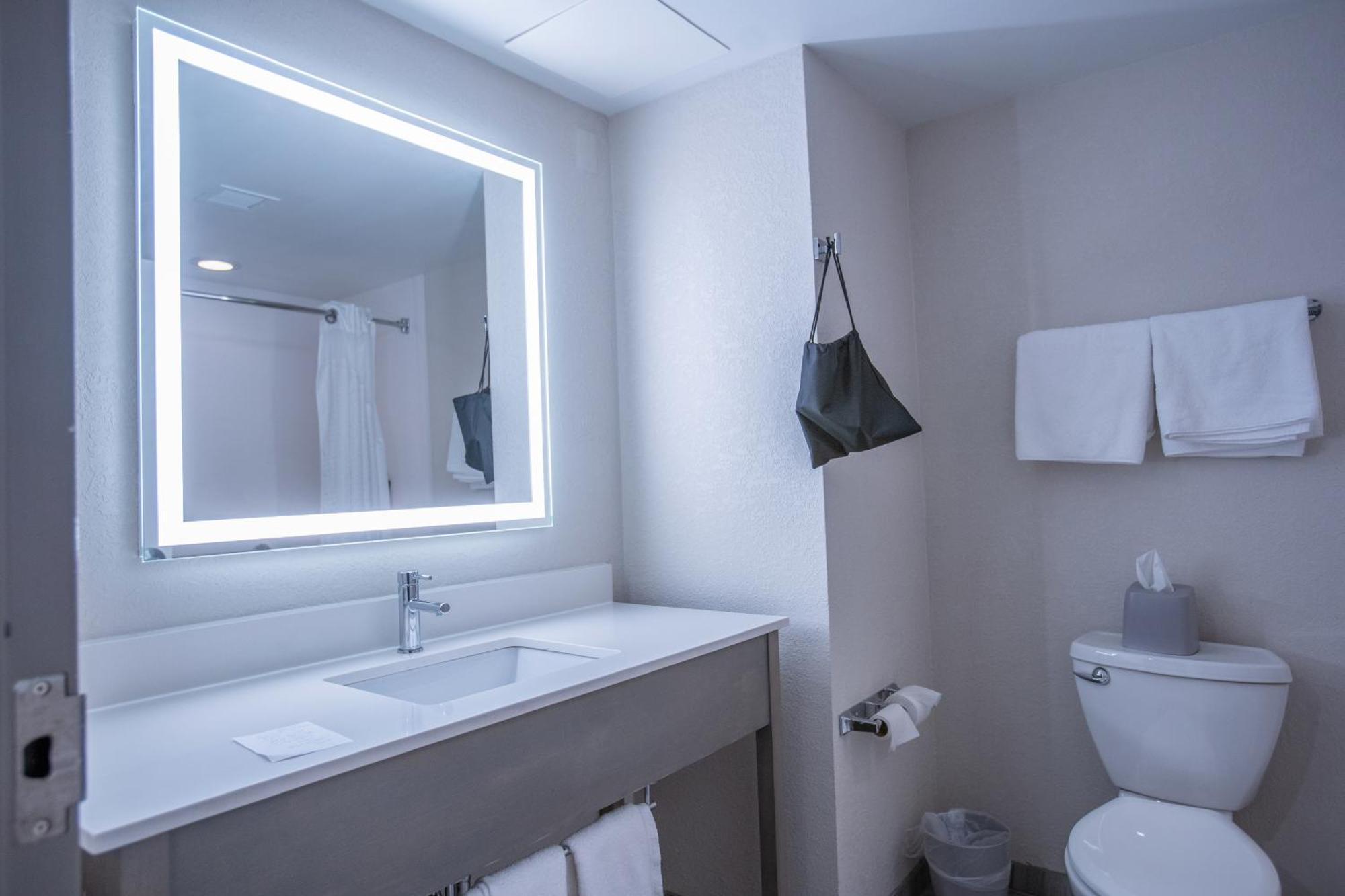 Hotel Express By Ihg Pembroke