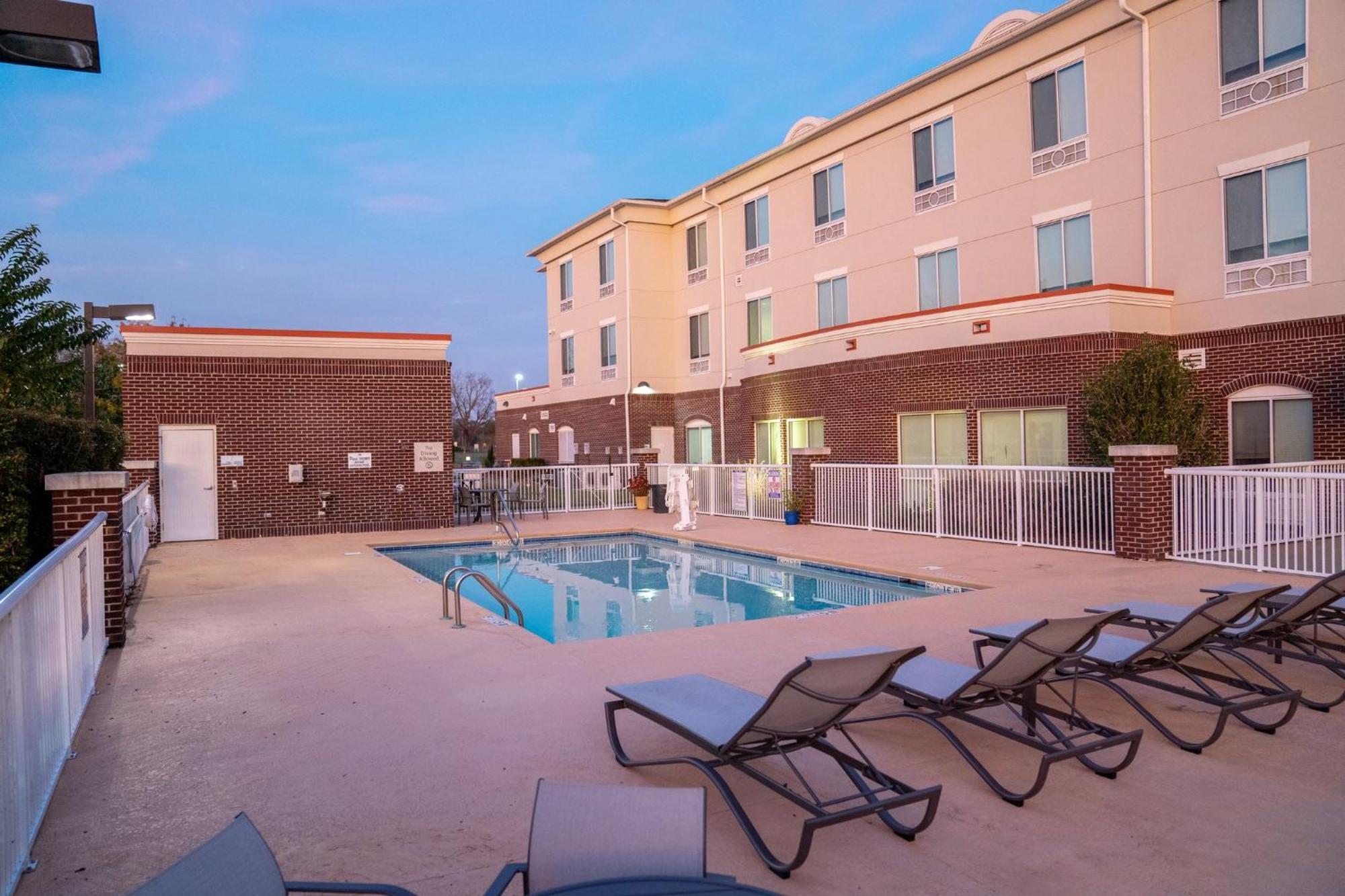 Express By Ihg Hotel Pembroke